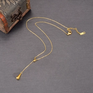 Minimalistische 18K vergoldete Edelstahlkette mit Tropfenanhänger und Quasten-Detail