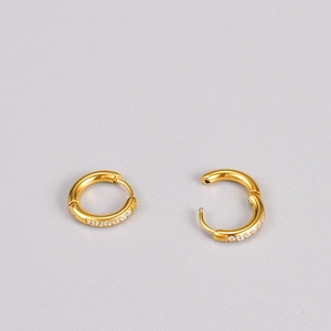 Elegante Creolen mit 18K Goldbeschichtung und funkelnden weißen Zirkonia für Damen