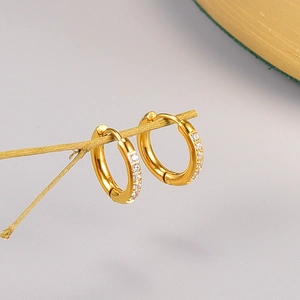 18K vergoldete Creolen mit weißen Zirkonia-Steinen für stilvolle Modeschmuck-Trends