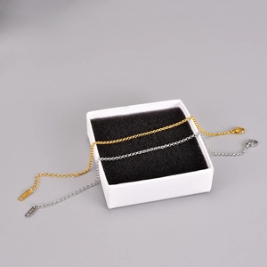 Minimalistische Gold- und Silberarmbänder aus Titanstahl mit K18-Tag und Karabinerverschluss