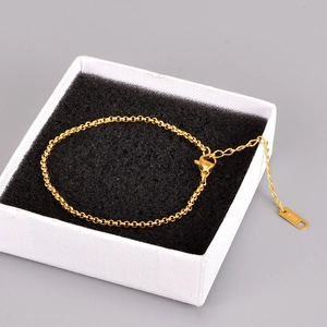 Minimalistisches goldenes Perlenkettenarmband in schwarzer Schmuckschatulle mit K18 Gravur