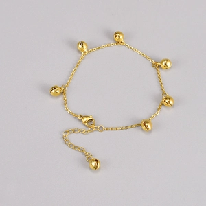 Elegantes Armband aus goldenem Titanstahl mit sieben polierten Glockenanhängern und Karabiner