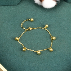 Eleganteres goldenes Glockenarmband aus Titanstahl mit verstellbarer Kette auf Grün