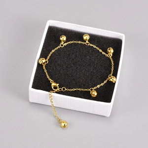 Elegantes Armband aus goldenem Titanstahl mit sieben runden Glockenanhängern und Karabiner