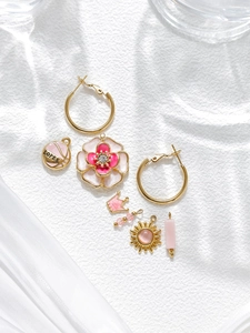Détail de pendentifs fleur et couronne plaqués or 18K pour création de bijoux