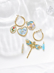 Détail de breloques DIY vintage avec libellule dorée et pendentifs en forme de cœur
