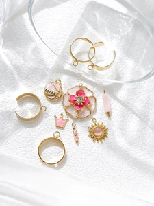 Détails de breloques plaquées or 18K incluant fleur émaillée, couronne et soleil pour bijoux