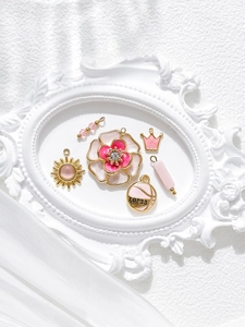 Vue macro de pendentifs couronne à fleurs dorés 18 carats et breloques bijoux sur cadre