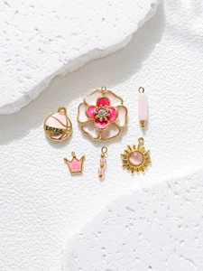 Ensemble détaillé de six breloques roses et plaquées or 18K pour bijoux DIY