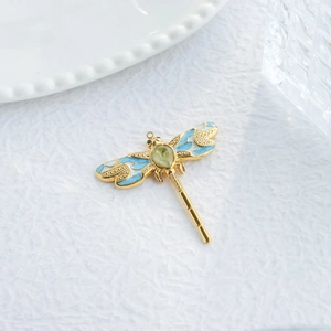 Pendentif libellule doré avec ailes en émail bleu et pierre précieuse verte artisanale