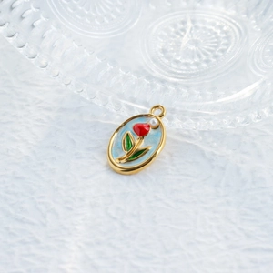 Pendentif ovale vintage avec fleurs rouges et perle sur émail bleu clair et métal