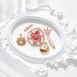 Ensemble de breloques roses plaqué or 18K avec fleurs et couronnes pour bijoux DIY
