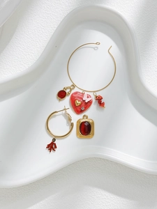 Set detallado de colgantes de corazón rojo y dorado con dijes de coral y fornituras
