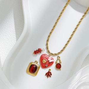 Collar de cuerda dorada con varios colgantes rojos en forma de corazón y reloj