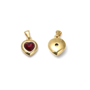 Herzanhänger in Gold mit rotem Stein und glatter Metallrückseite auf weißem Grund