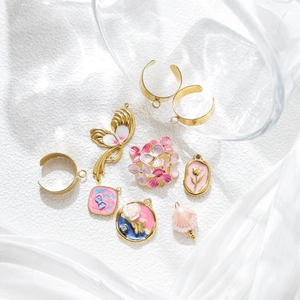 Collana chic in acciaio inossidabile con ciondoli smaltati a fiori e frutti per donna