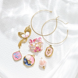 Collana in acciaio inossidabile dorato con ciondoli smaltati a fiori e frutta colorata