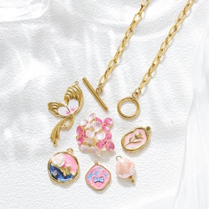 Collana in acciaio inossidabile dorato con ciondoli a fiori e frutti per donna