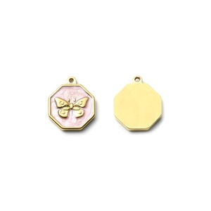Colgante octogonal de esmalte rosa con mariposa dorada y reverso de metal dorado