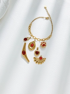 Detail von 18K vergoldeten Edelstahl-Anhängern mit roter Emaille auf weißem Grund