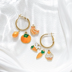 Pendientes de aro de acero con lindos colgantes esmaltados de zanahoria y pastel
