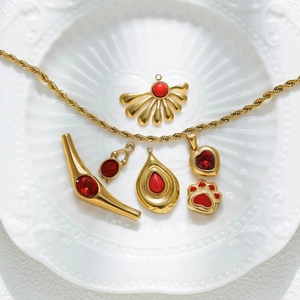 Edelstahlschmuck-Set in Gold mit Herzanhängern und roten Kristallakzenten im Retro-Stil
