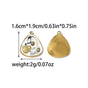 Ciondolo triangolare in smalto con conchiglia dorata e dimensioni di 1,6cm x 1,9cm