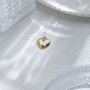 Minimalistischer Herzanhänger aus Gold mit weißem Schmetterling und poliertem Metall