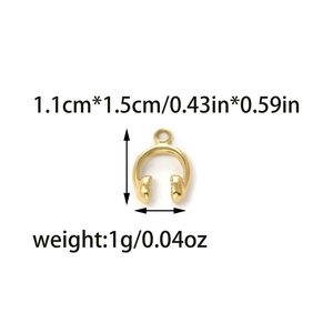 Détail montrant les dimensions du pendentif casque doré 1,1x1,5cm et poids 1g