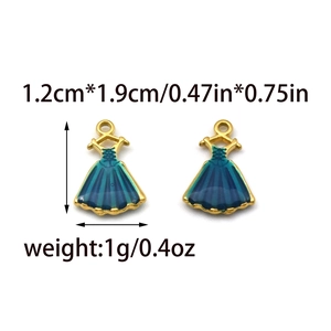 Detailansicht blau emaillierter Kleideranhänger mit 1,2 cm x 1,9 cm Größenangaben