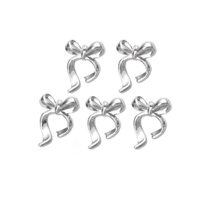 Détail de cinq pendentifs nœuds argentés avec finition polie pour bijoux DIY