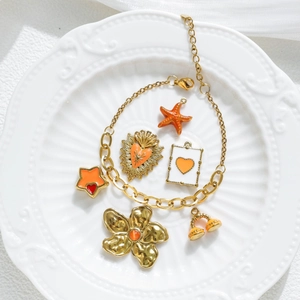Bracciale dorato in acciaio inossidabile con ciondoli smaltati arancioni a forma di fiore