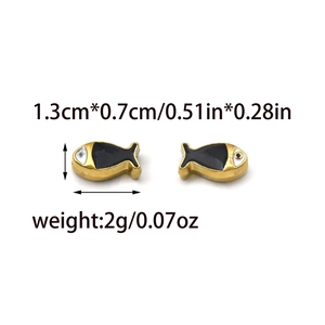 Pendentifs de poisson dorés avec émail noir et dimensions pour la création de bijoux