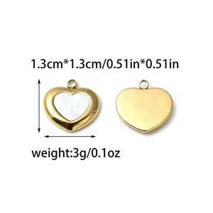 Colgante de corazón en oro de 18K con nácar blanco, mide 1,3x1,3 cm y tiene un peso de 3 g