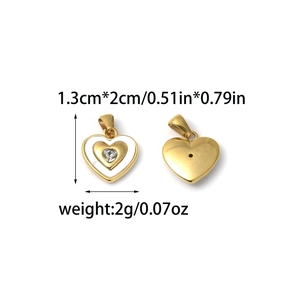 Detalle de colgante de corazón en acero inoxidable de 18K con esmalte y circonita