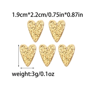 Set de cinco dijes de corazón de acero inoxidable chapado en oro 18K con textura martillada