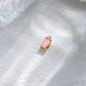 Makroaufnahme von rosa Emaille-Fischanhänger mit goldenem Edelstahl für DIY-Schmuck