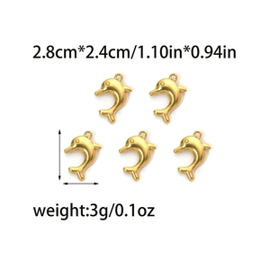 Makrodetail der goldenen Delphin-Anhänger mit präzisen Maßen von 2,8 cm x 2,4 cm
