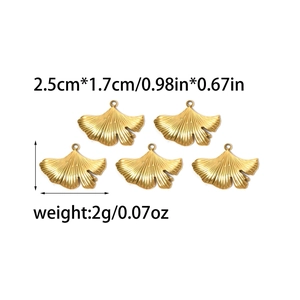 Fünf goldene Ginkgoblatt-Anhänger aus Edelstahl mit feinen Adern und Größenangaben