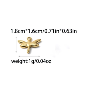 Detailansicht goldener Libellenanhänger mit Maßen von 1,8cm x 1,6cm und 1g Gewicht