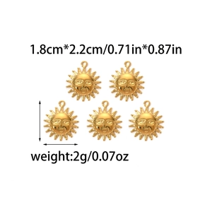 Lot de cinq pendentifs soleil en métal doré pour bijoux DIY avec gravure de visage