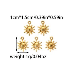 Lot de cinq pendentifs soleil dorés en acier inoxydable avec dimensions indiquées