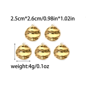 Set mit fünf goldenen runden Anhängern mit Wellenstruktur für DIY Schmuck