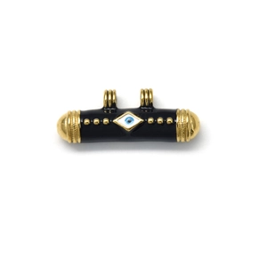 Detail des Evil Eye Zylinderanhängers mit schwarzer Emaille und goldenen Akzenten