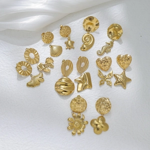 18K Vergoldet Edelstahl DIY Schmuckanhänger Meerestier Schmetterling Ginkgoblatt Gänseblümchen Für Halskettenherstellung Zubehör