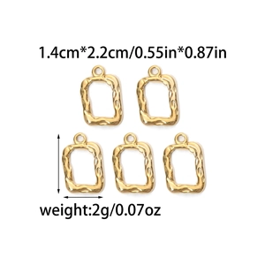Detalle de 5 colgantes rectangulares de oro martillado con medidas y dimensiones