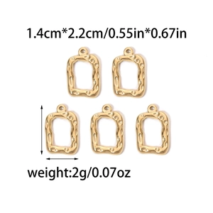 Detalle de 5 colgantes rectangulares de acero inoxidable 304 martillado dorado