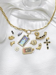 Detaillierte Kollektion goldener Tarotkarten und Kreuzanhänger aus 304 Edelstahl