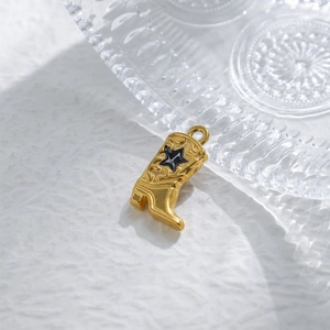 Detailansicht eines Vintage-Cowboy-Stiefelanhängers in Gold mit schwarzem Stern-Ornament