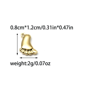 Details eines goldenen Edelstahl-Fußabdruck-Anhängers, Größe 0,8cm x 1,2cm und 2g Gewicht